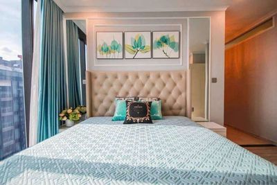 Rent the apartment one, Vinhomes Golden River BaSon. Three bedrooms.