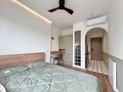Stu's apartment is splitting the private washhouse near the Tantage Airport.
