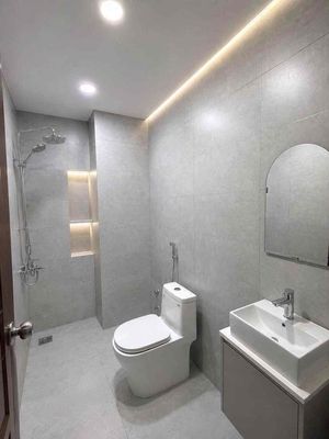 4-Scar alley building 5 toilets