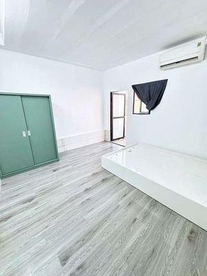 A wide-spoiled tycol bedroom.