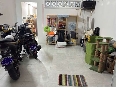 Rent Gaths 4 x 15 area. There's a bedroom.