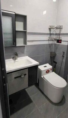 Three bedrooms, alleys, three air conditionings.