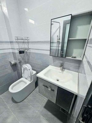 Three bedrooms, alleys, three air conditionings.