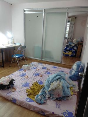 It's for the ground floor building. 86 M. 3 bedrooms. 2 v. nice place near the school.