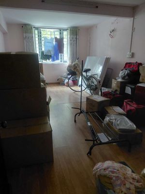 It's for the ground floor building. 86 M. 3 bedrooms. 2 v. nice place near the school.