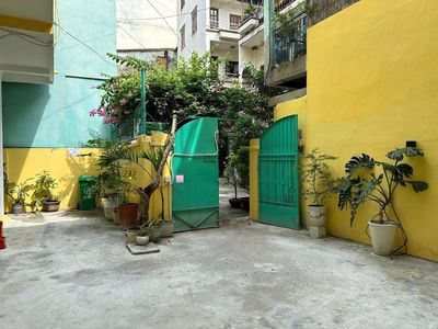 ground floor suite + right near the city may be business