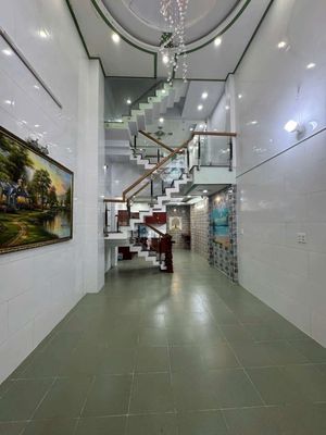 Rent a nice clean house. Three-five-and-a-half cars. 1122 Quang Trung Gò Vấp-15 million.
