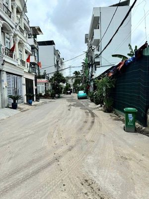 Three bedrooms, two toilets ready to go to the dumpway -- 22 Linh Đông near apartment 4 S.