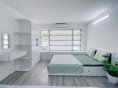 The open-air window studio is three minutes from the medical university.