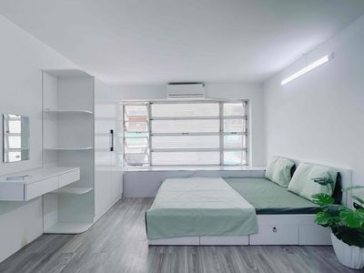 The open-air window studio is three minutes from the medical university.
