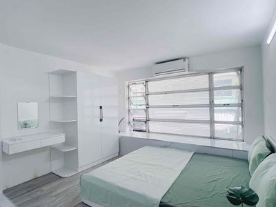 The open-air window studio is three minutes from the medical university.