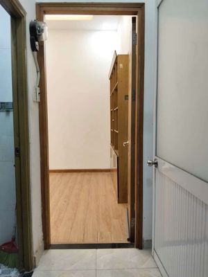 Lý Phục Man 7th District, nice room. Like this one, there's a fridge in the bathroom.