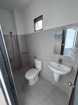 Rent 8 million two bedrooms. Three new toilets built near a four-story west pine market.