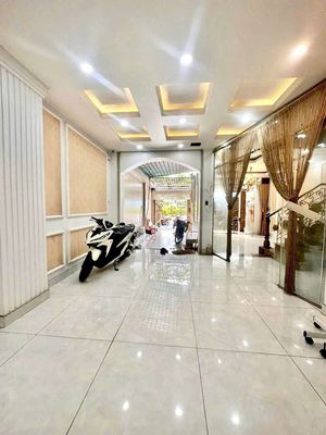 7 M long 20 M mansion - 10 bedrooms, 11 toilets