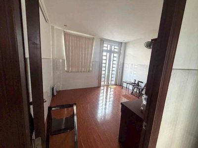 Renting three bedrooms in the alley car. Mrs. Hom.