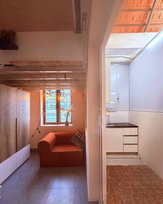 The LRA kitchen room. A full interior near the airport.