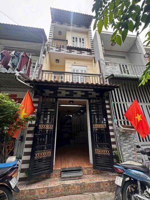 The House of Tet. Two bedrooms. Three toilets. Seven million.