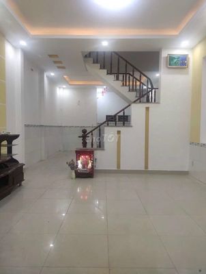 1 st floor 1 3 bedrooms in a rich, literary house. Cars are everywhere.