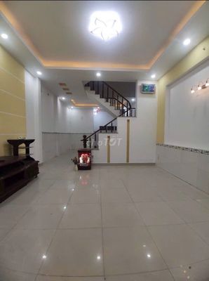 1 st floor 1 3 bedrooms in a rich, literary house. Cars are everywhere.