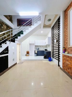 Three-story alleyway.