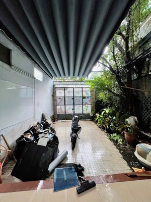 Three-story alleyway.