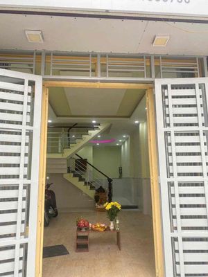 Three-story rent has three bedrooms 6 meters down by the market.