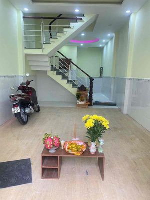 Three-story rent has three bedrooms 6 meters down by the market.
