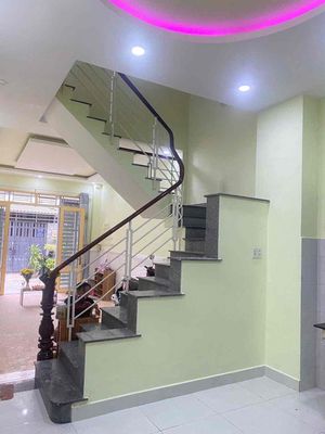 Three-story rent has three bedrooms 6 meters down by the market.