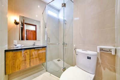 upper apartment has gyms, elevators, car vaults/ dv guard rooms pxl