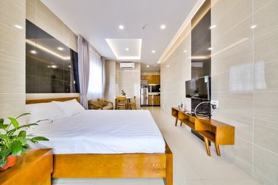 upper apartment has gyms, elevators, car vaults/ dv guard rooms pxl