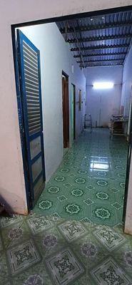 20 meters wide, three bedrooms. An alley toilet.