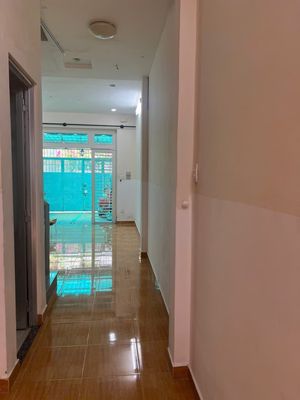 It's a four-foot-foot-thirty-two-story alley.