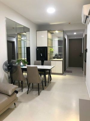 Hire two bedrooms; It's only nine million a month. Hei Xiang, check the house