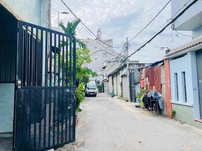 Rent the house (5 m x 20 meters) with three empty bedrooms all over the alley of 6 meters