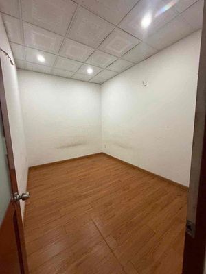 Rent the house (5 m x 20 meters) with three empty bedrooms all over the alley of 6 meters