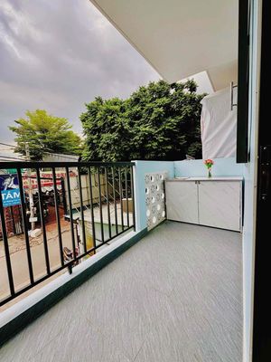 The balcony board house is breaking the kitchen's block outside the interior