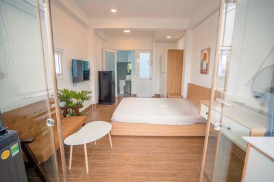 New York City, a private kitchen room. A palm-lined bathroom with its own washing machine.