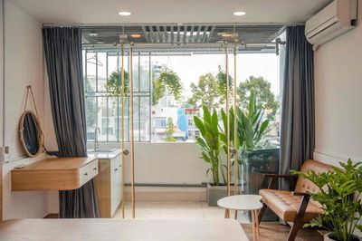 New York City, a private kitchen room. A palm-lined bathroom with its own washing machine.