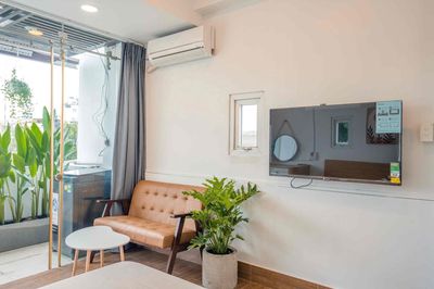 New York City, a private kitchen room. A palm-lined bathroom with its own washing machine.