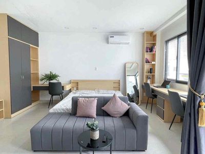 Rent the studio full balcony furniture - right here at the Cộng Hoà