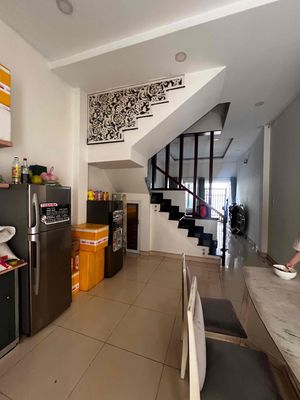 Rent the Dht 17 alley. 4 x 15 meters. Two stories. Three bedrooms. Three toilets. For 8 million.
