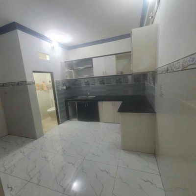 RZz0 rent (4 x 15) suspended, 3 bedrooms, 2 downstairs bathrooms.