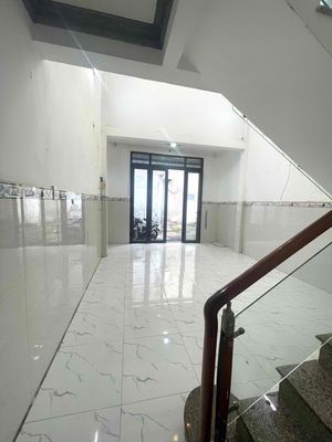 It's right next to Emart Phan Huy Ích. Three bedrooms. Two toilets are cheap. Nine million refrigerators.
