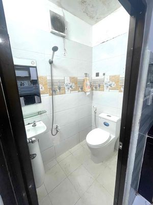 It's right next to Emart Phan Huy Ích. Three bedrooms. Two toilets are cheap. Nine million refrigerators.
