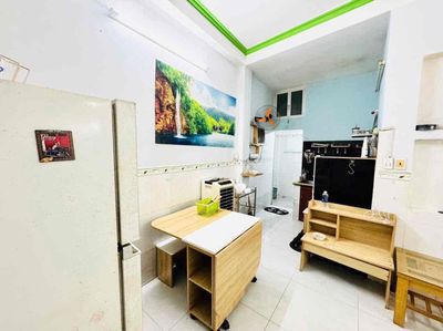 R.Q.z. Rent 18 :18, District 4.