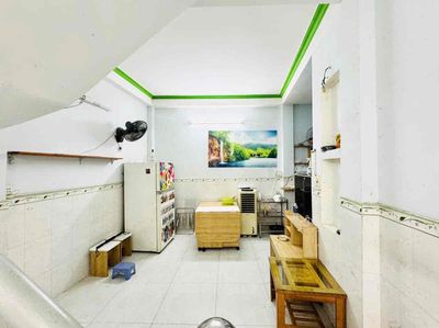 R.Q.z. Rent 18 :18, District 4.