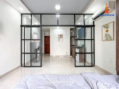 It was the owner who rented his apartment. A public-basing room right into the bk-uh.