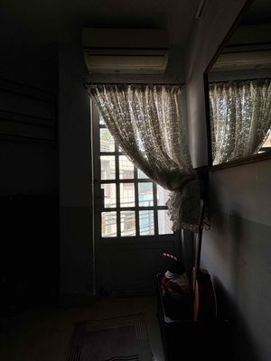 One or two women to rent a room.