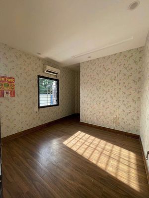 Room 2.5 million has air conditioning near Bình Thành Park.