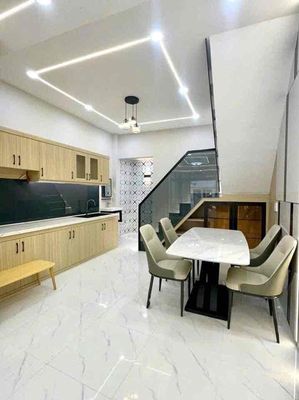 6 meters of Peace Conveyment, 2 plates, 4 x 18 meters, 3 bedrooms, 3 toilets